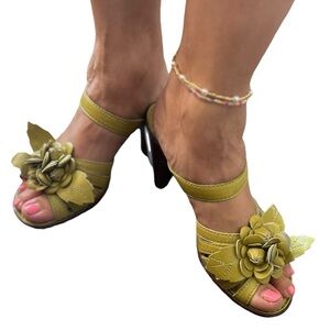 Born Green Heels Sandals 7 M Cornflower Flower Slide